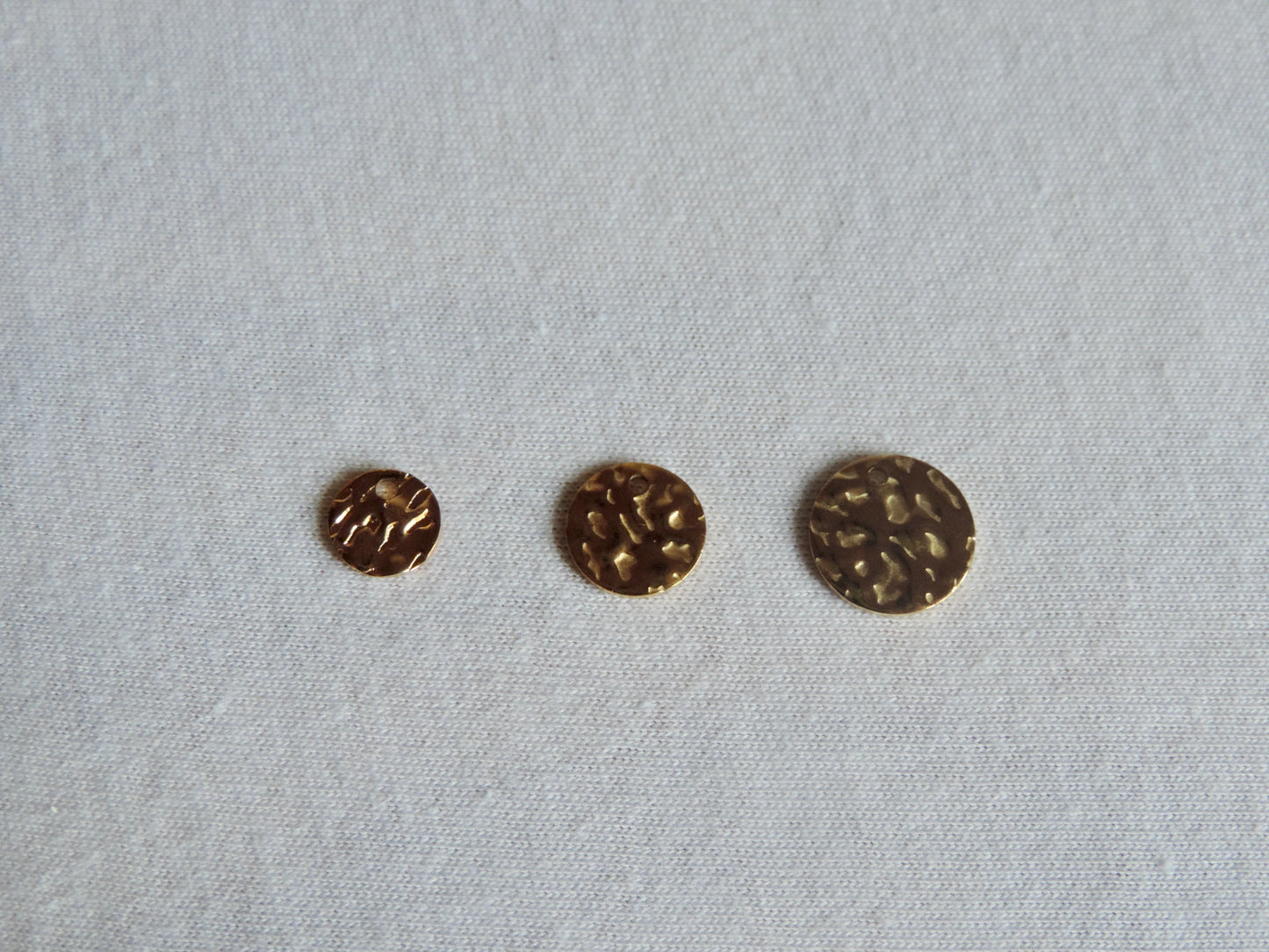 Médaillon martelé doré