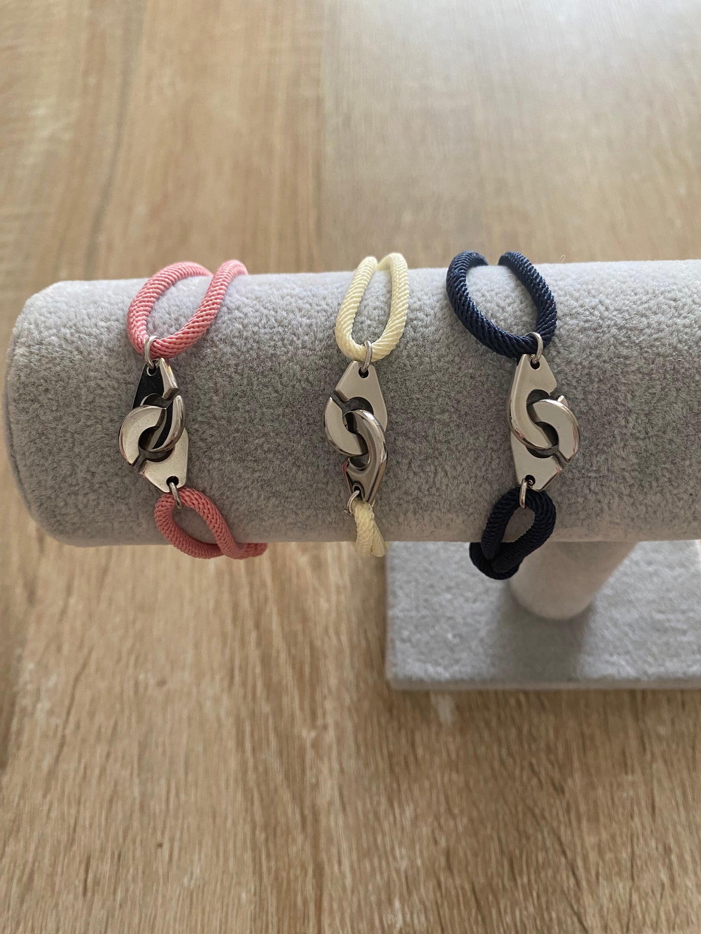 Bracelet en corde breloques menottes