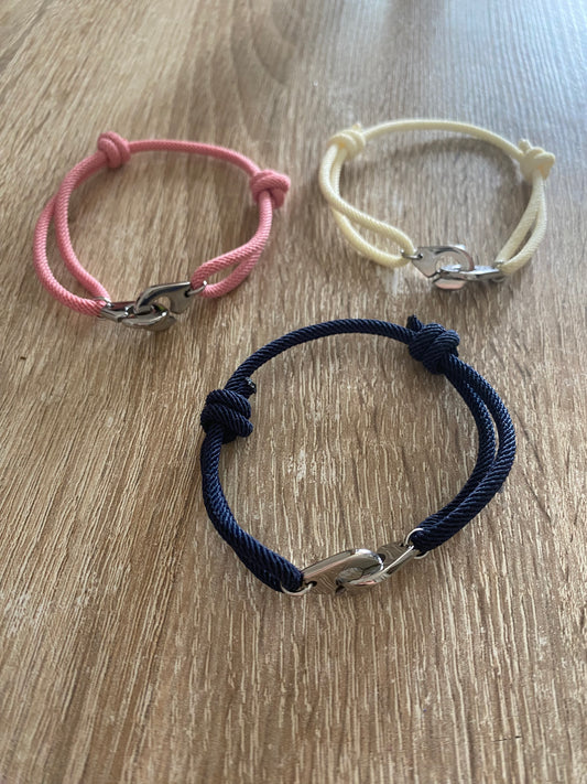Bracelet en corde breloques menottes