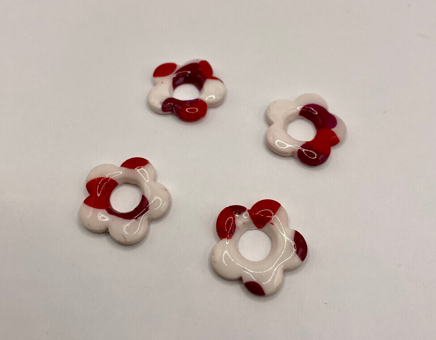 Sélène grande taille à l'unité - quatre pampilles florales en pâte polymère rouge et blanche