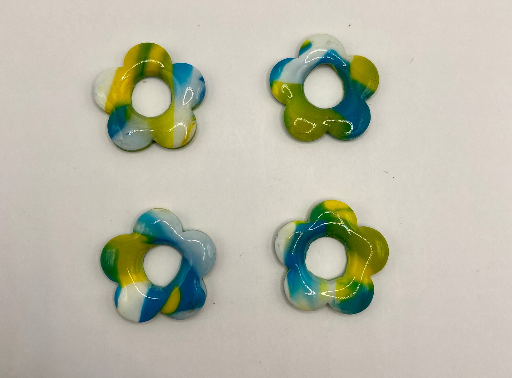 Pampille en pâte polymère grande taille, fleurs colorées en bleu et vert, accessoires fait main.